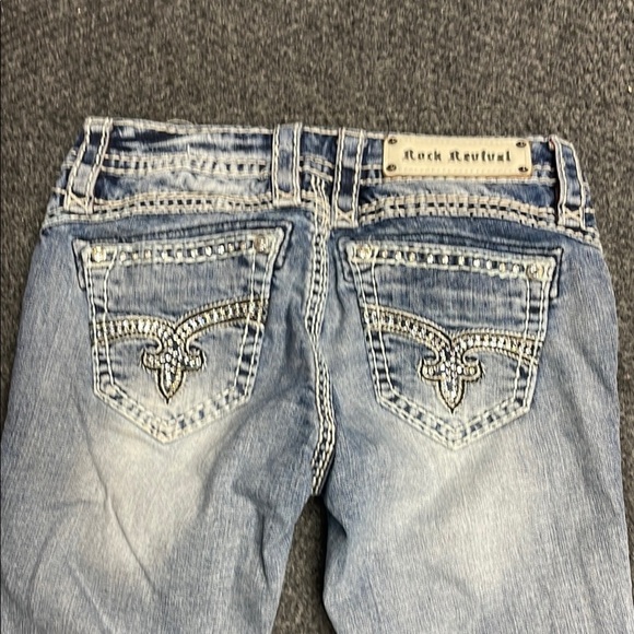 ROCK REVIVAL Rhinestone Nicole Capri Jeans Size 26 Cowgirl Rhinestones Western - Picture 1 of 7